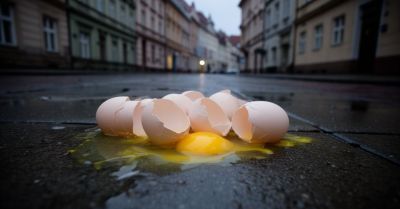 Rzucali jajkami w pieszych z jadącego auta